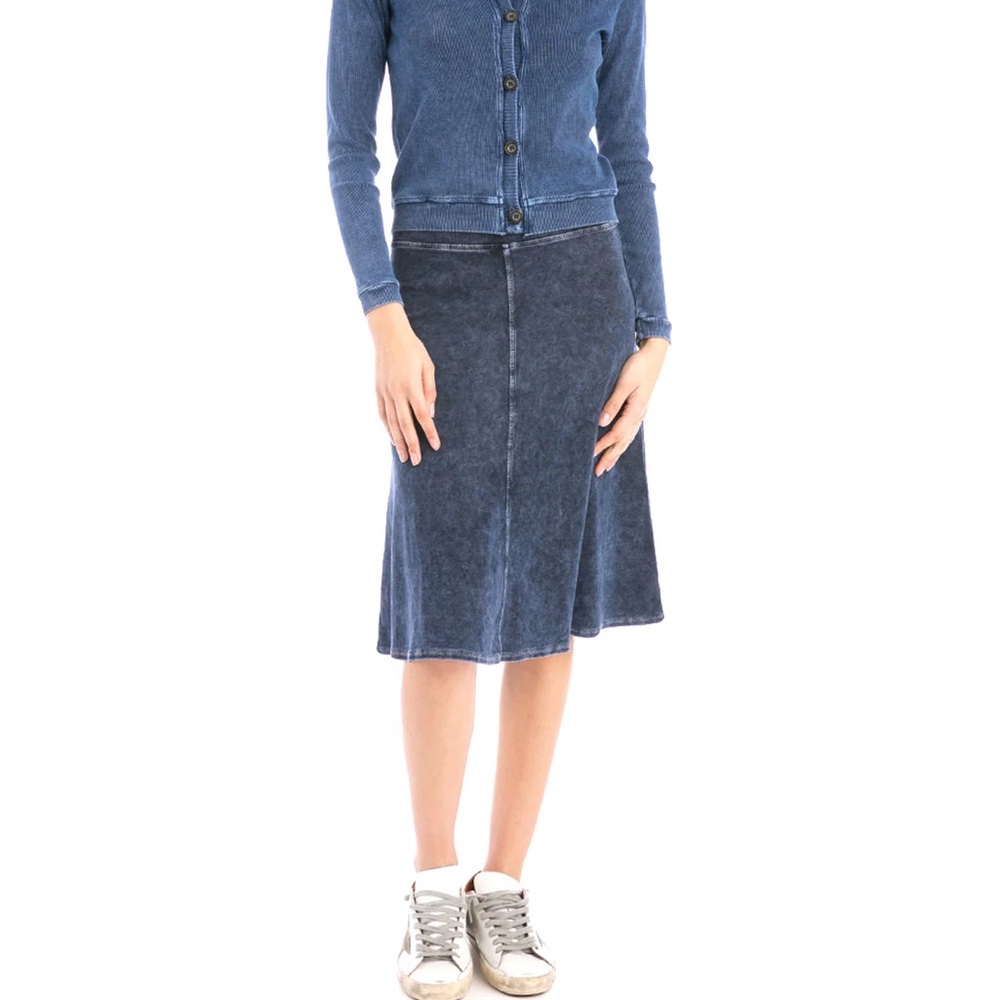 Hard tail skirt with stripe on side